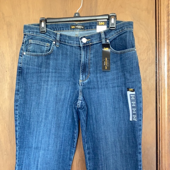 Lee relaxed fit mid rise straight leg jean 14 short - Picture 10 of 16